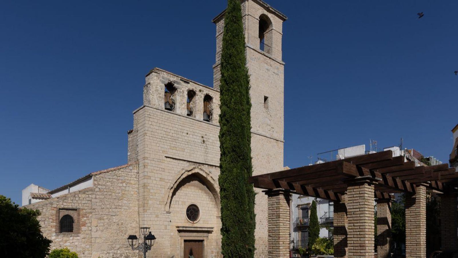 Iglesia de San Juan y Torre del Concejo.