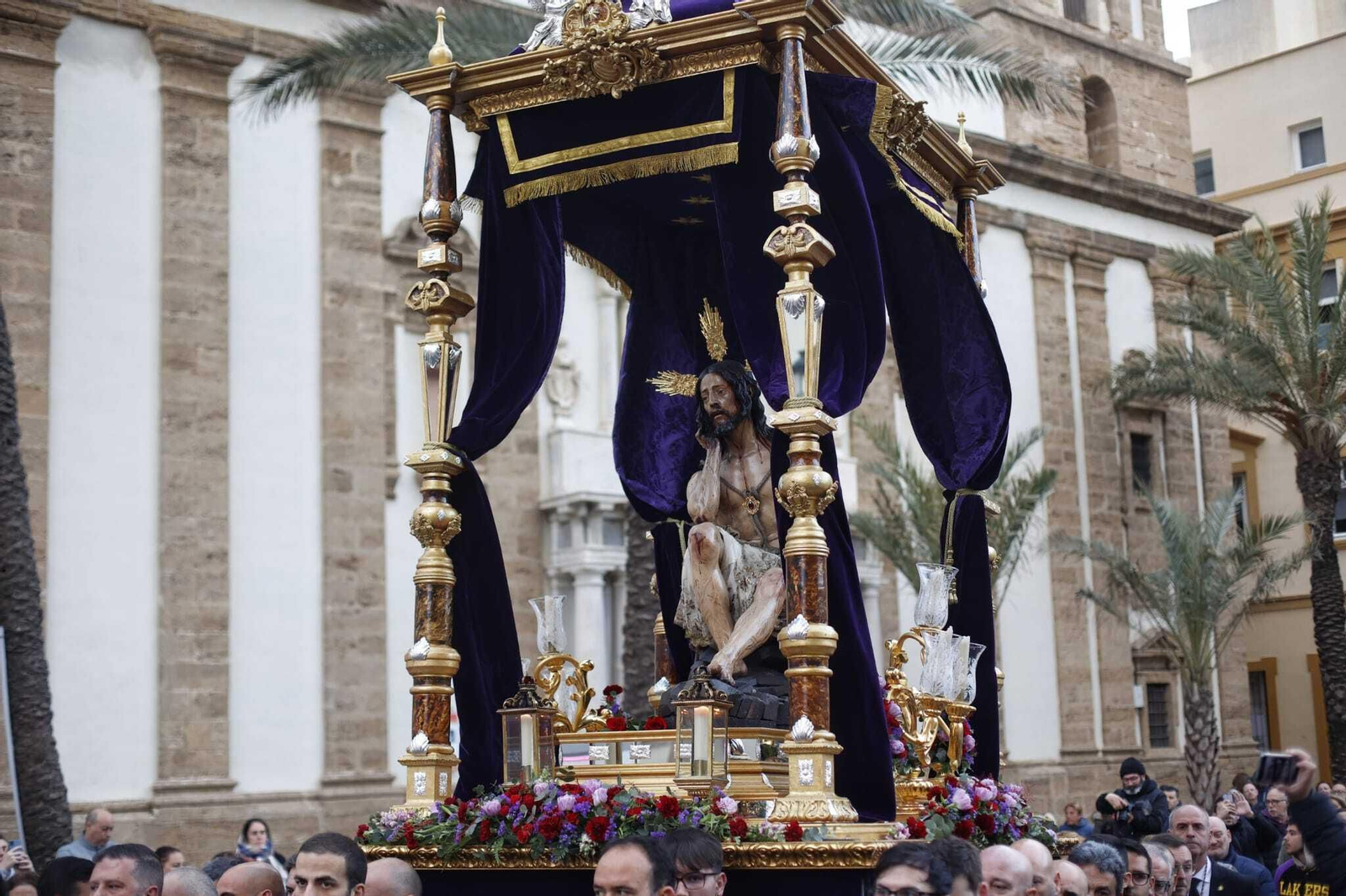 Las imágenes del vía crucis oficial de las hermandades de Cádiz de 2023