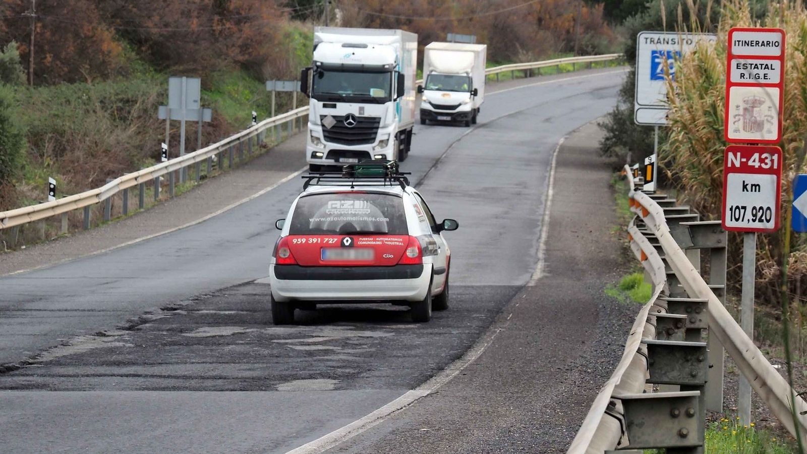 Baches en la carretera de la costa de Huelva.