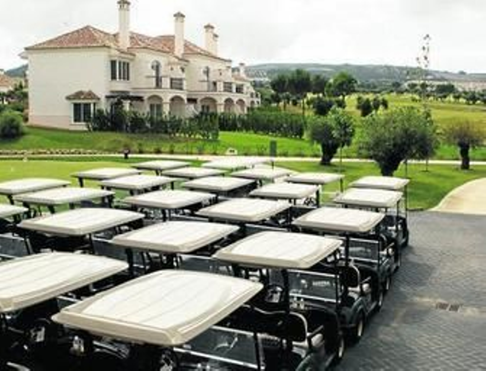 Una vista de parte de las instalaciones del campo de golf, con los carritos para desplazarse por el complejo.
