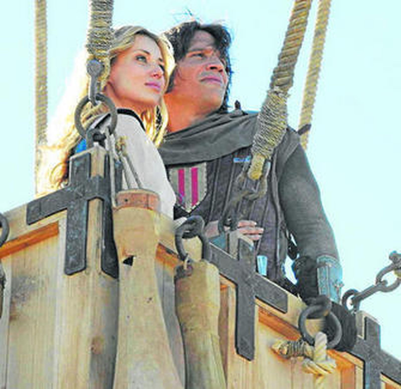 1. Segio Peris Mencheta y Natasha Yarovenko, en una escena de la película. 2. Los exteriores del largometraje se rodaron en parajes que recordaban a la época del héroe, como el castillo de Baños de la Encina, en Jaén. 3. El equipo del filme presentó el proyecto en los estudios de la Ciudad de la Luz, en Alicante, donde se grabó gran parte de la acción. 4. El lanzador de peso y plusmarquista nacional Manuel Martínez interpreta a Goliat, el amigo del Capitán Trueno.