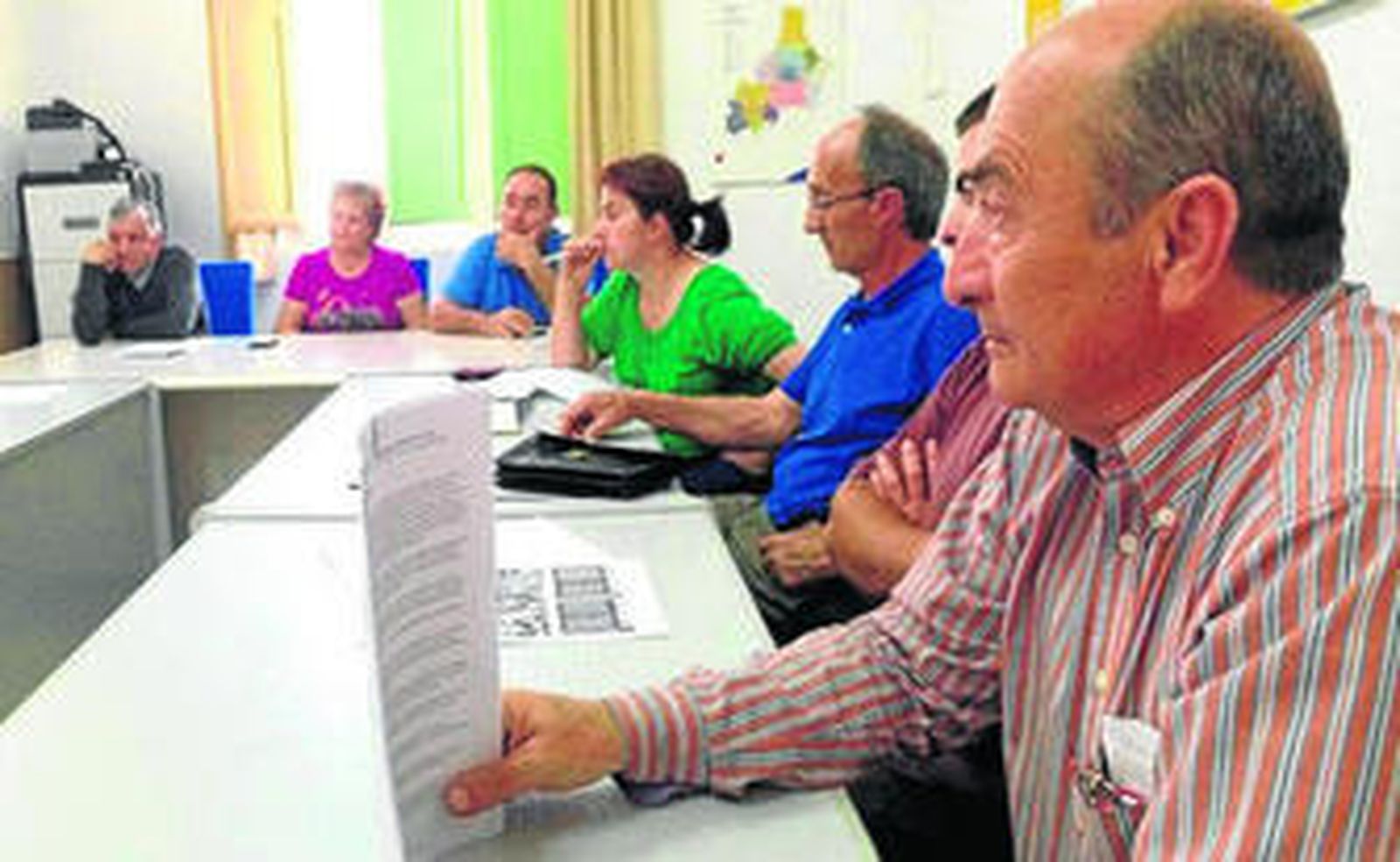 El Ayuntamiento de Doña María albergó ayer la reunión para dar a conocer el potencial del pistacho en la comarca.