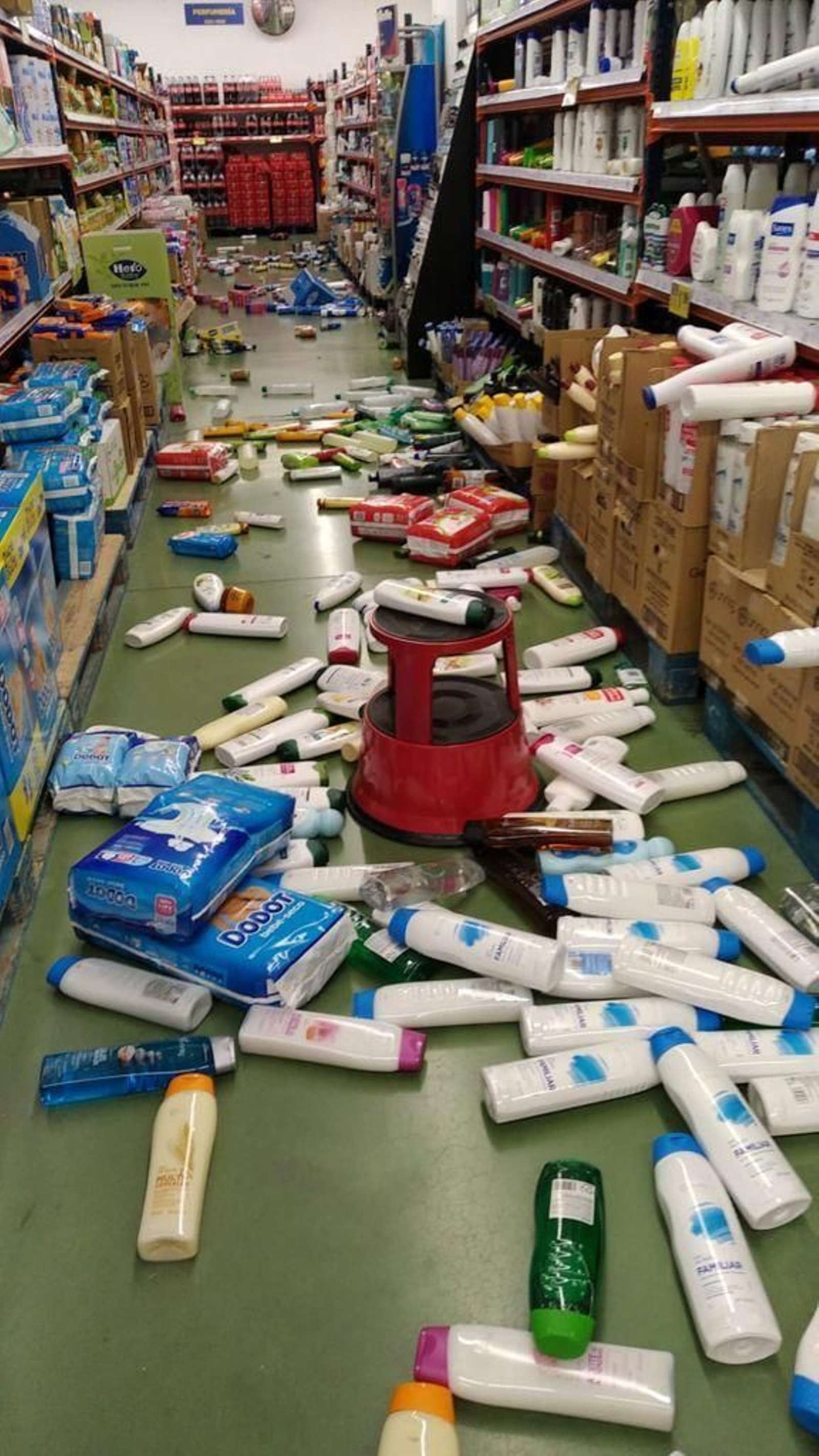 Fotos: así ha quedado un supermercado por el terremoto de Granada