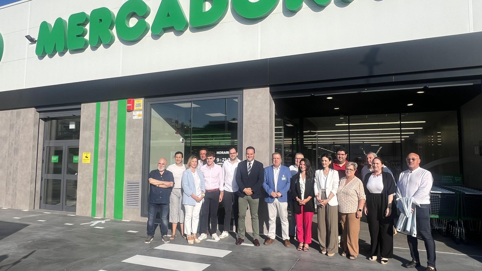 Dirigentes institucionales y de Mercadona en la inauguración de la nueva tienda
