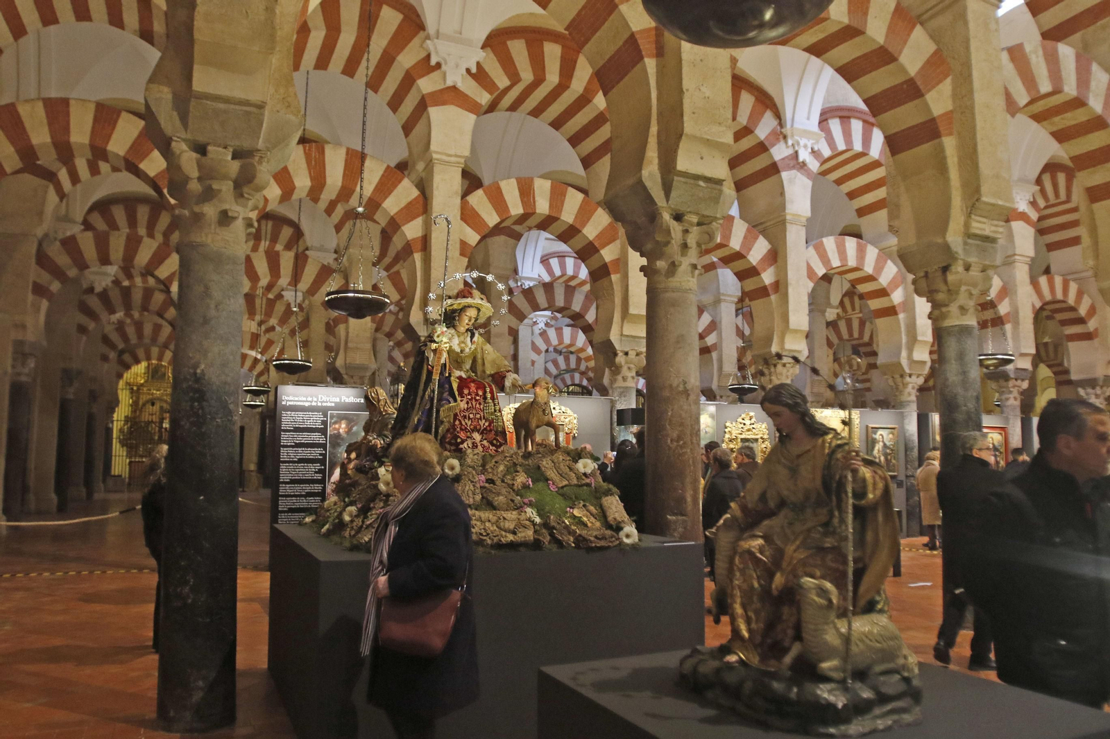 Imagen de una exposición religiosa en la Mezquita-Catedral.