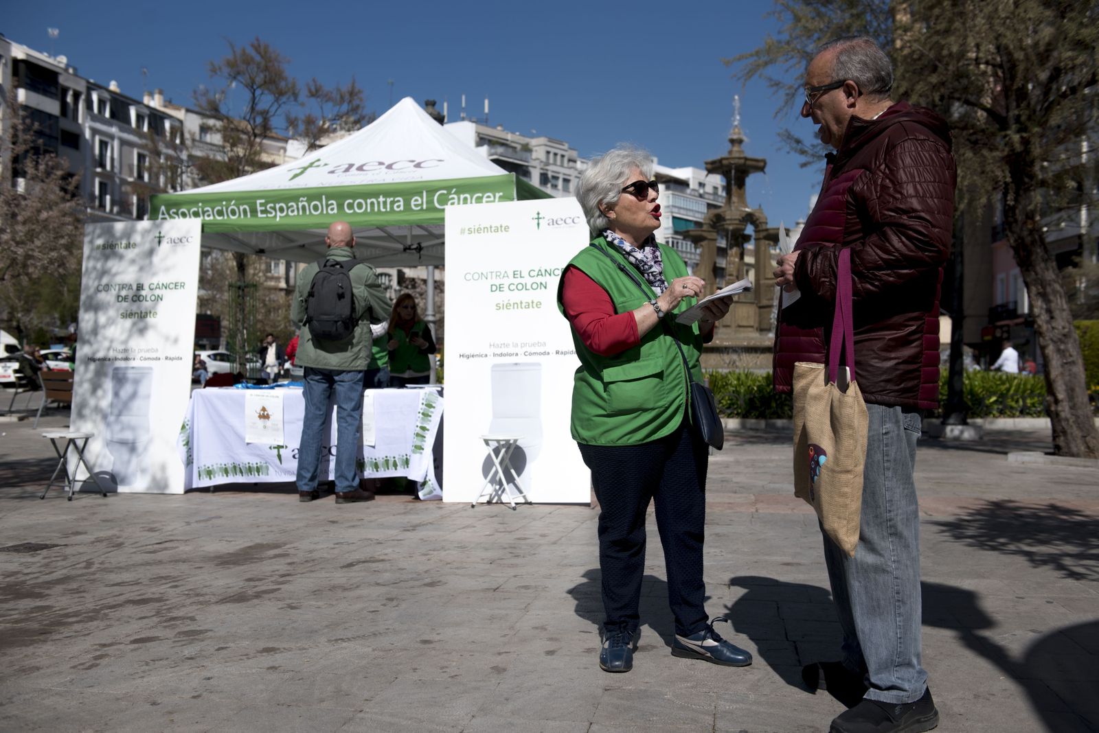 Mesa informativa de la Asociación Española contra el Cáncer.