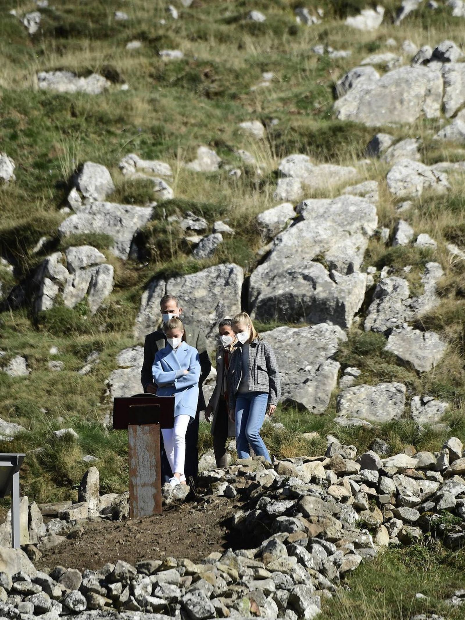 La Familia Real, observando la placa del 'Mirador Infanta Sofía'.