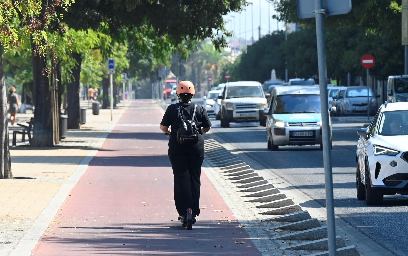 Una persona circulando en patinete en Córdoba