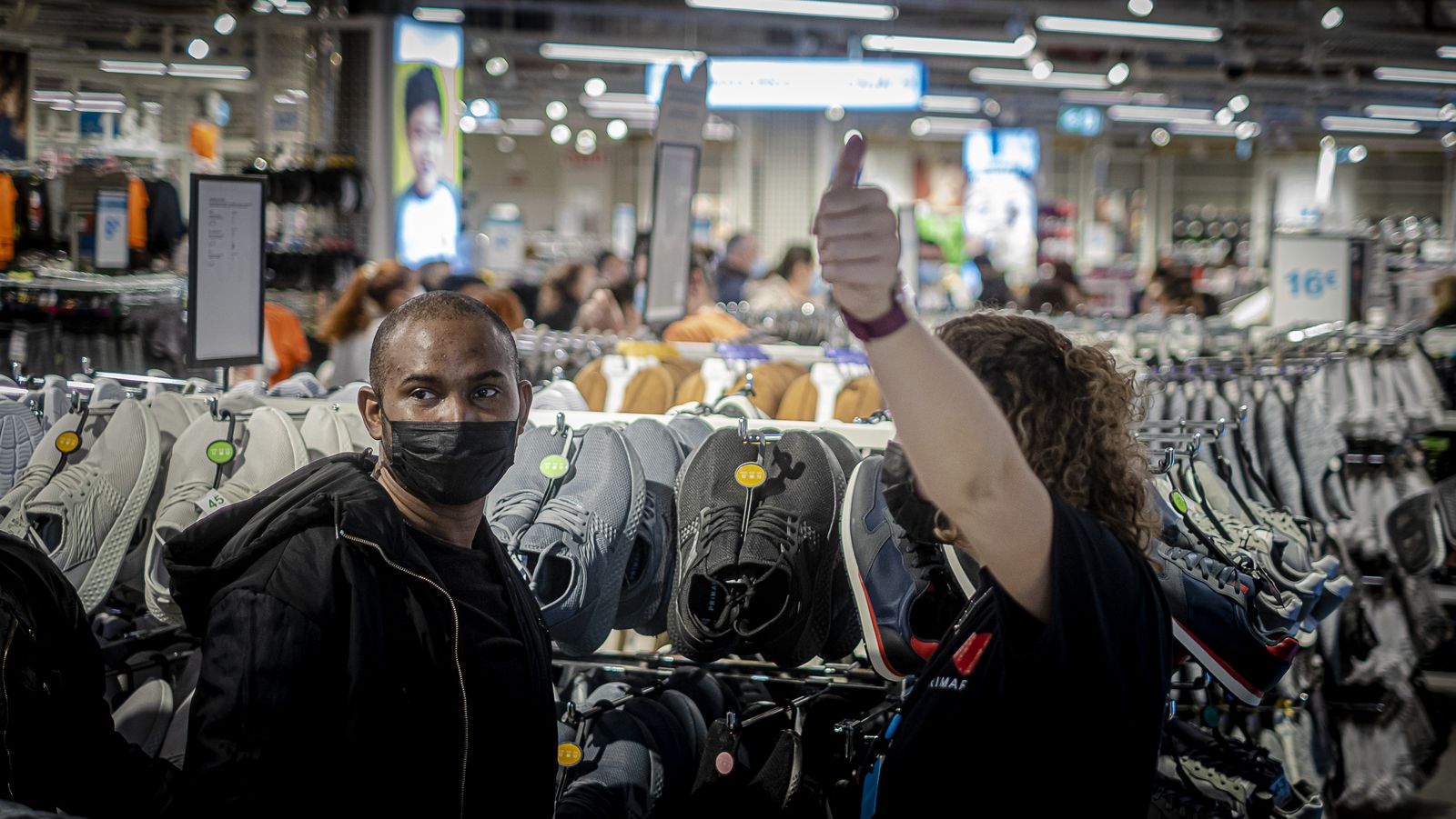 Interior de la tienda de Primark en Bahía Sur .