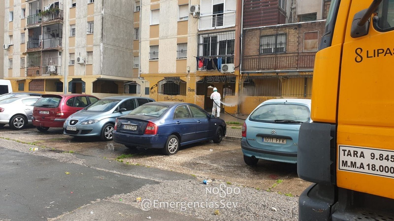 Actuación de los operarios  de Lipasam en el Polígono Sur.