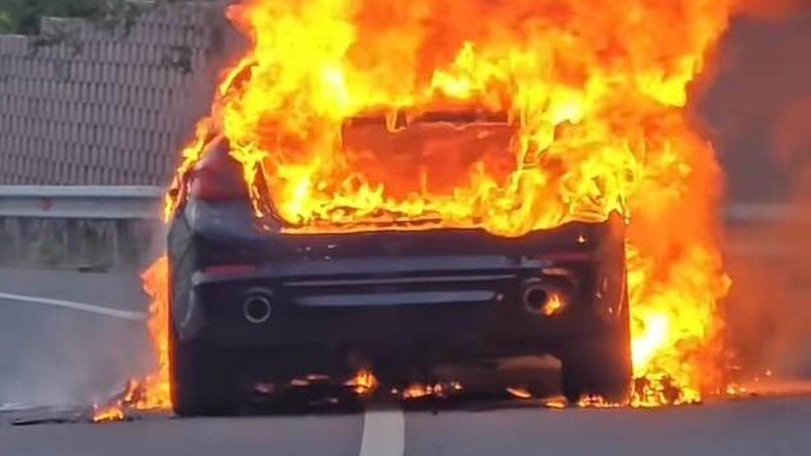 El coche de Nyno Vargas devorado por las llamas en plena carretera.