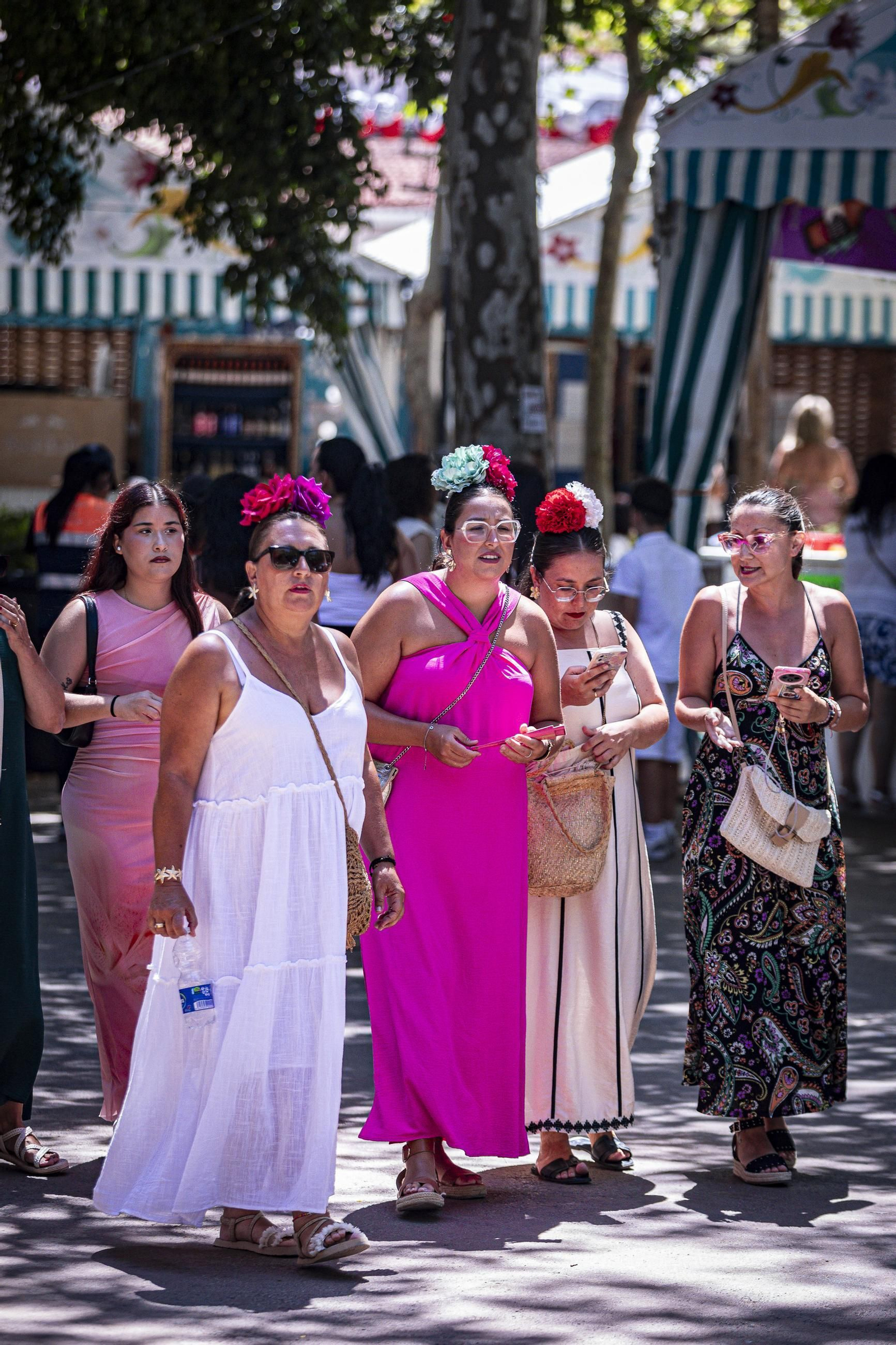 Búscate en las imágenes del Día de la Mujer de la Feria del Carmen y de la Sal de San Fernando