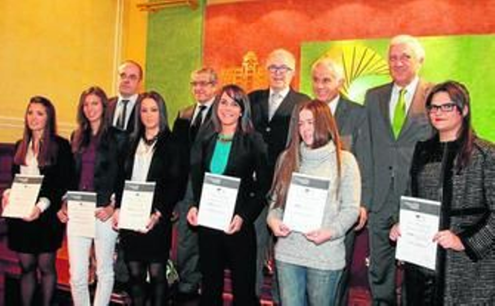 Sandra García Piñero (tercera por la derecha) posa con el resto de premiadas y autoridades.