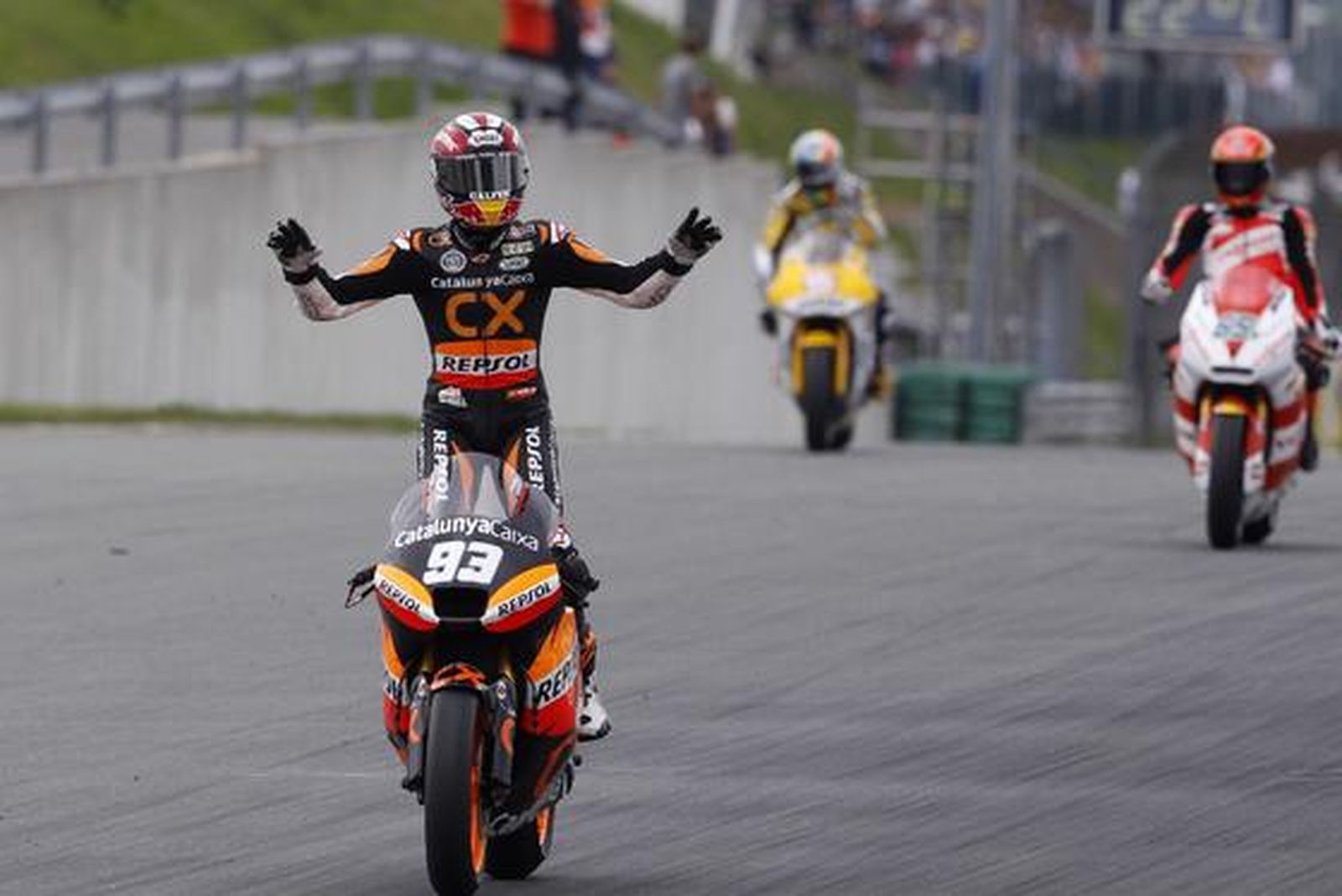 Márquez se impone por tercera vez a Bradl, ésta vez en casa. / Reuters
