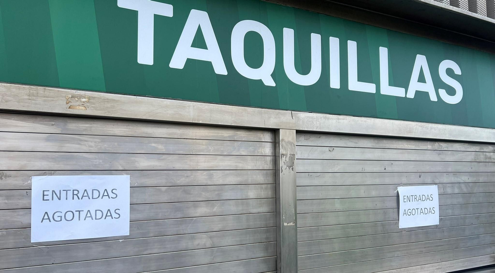 Las taquillas de El Arcángel, con el cartel de 'No hay entradas' para el Córdoba CF - Real Madrid Castilla.