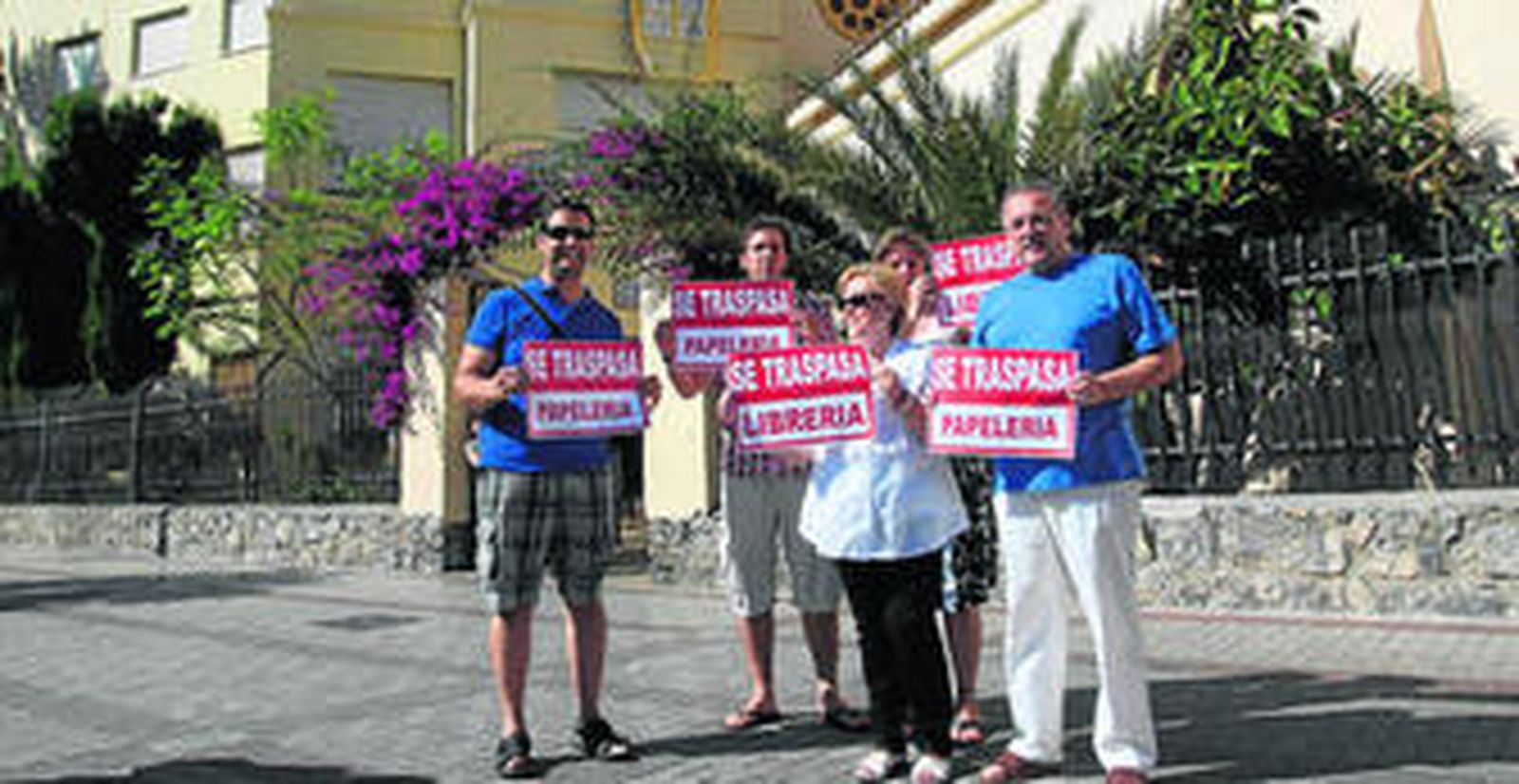 Propietarios de las cinco librerías de la zona de Huelin ante las puertas del colegio San Patricio.