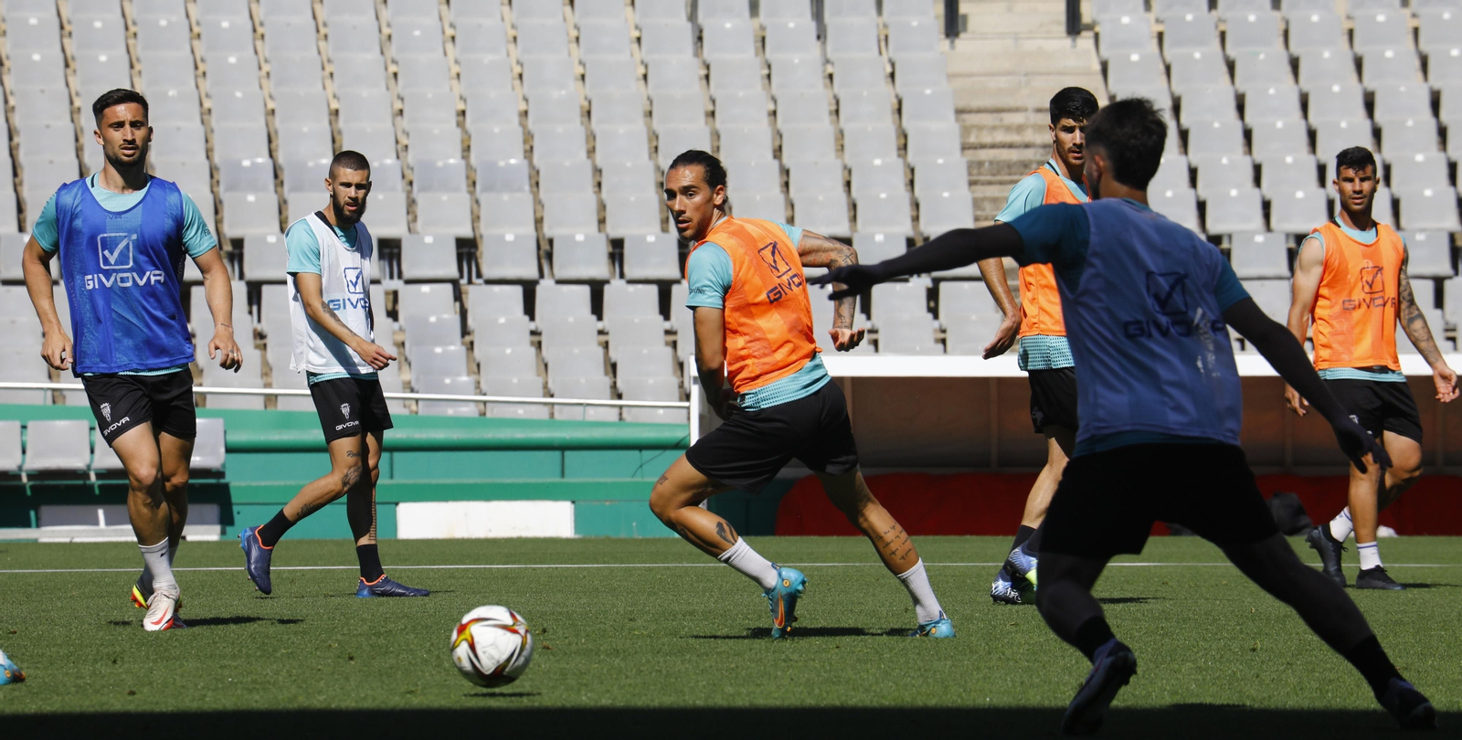 Gudelj, durante el entrenamiento de este miércoles en El Arcángel.