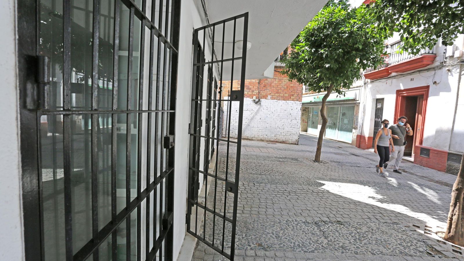 Locales en calle Francos que hasta poco antes de la crisis tenían actividad, ahora cerrados.