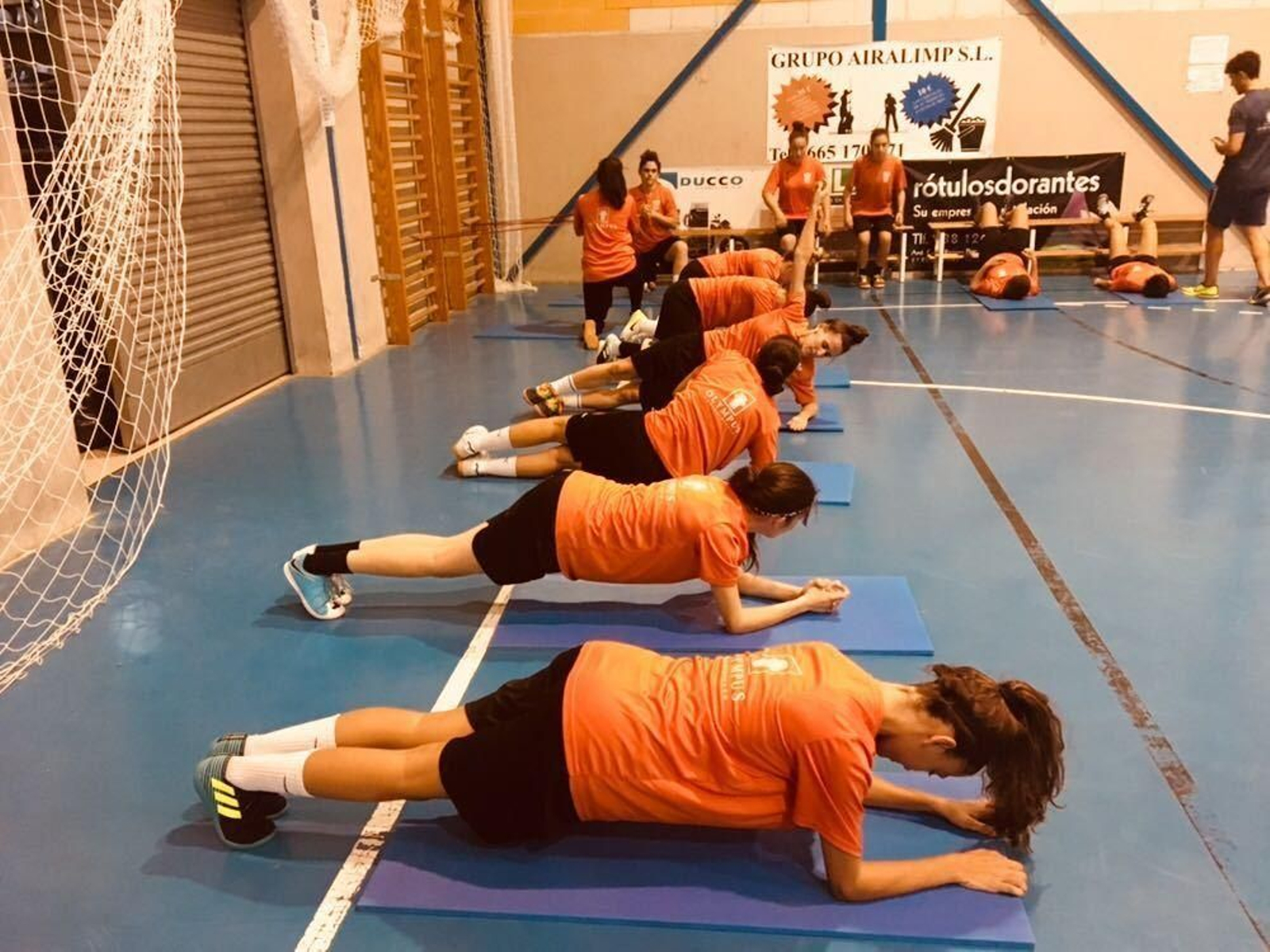 Las jugadoras del Guadalcacín FSF, en un entrenamiento de esta semana en el Polideportivo Municipal.