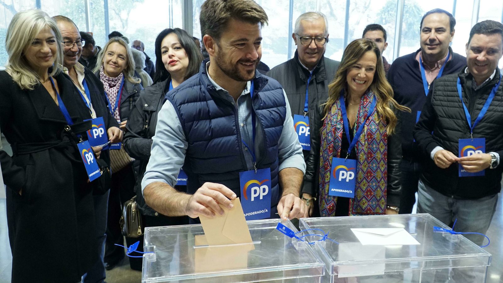 El portavoz popular en el Ayuntamiento de Sevilla, Beltrán Pérez, deposita su papeleta.