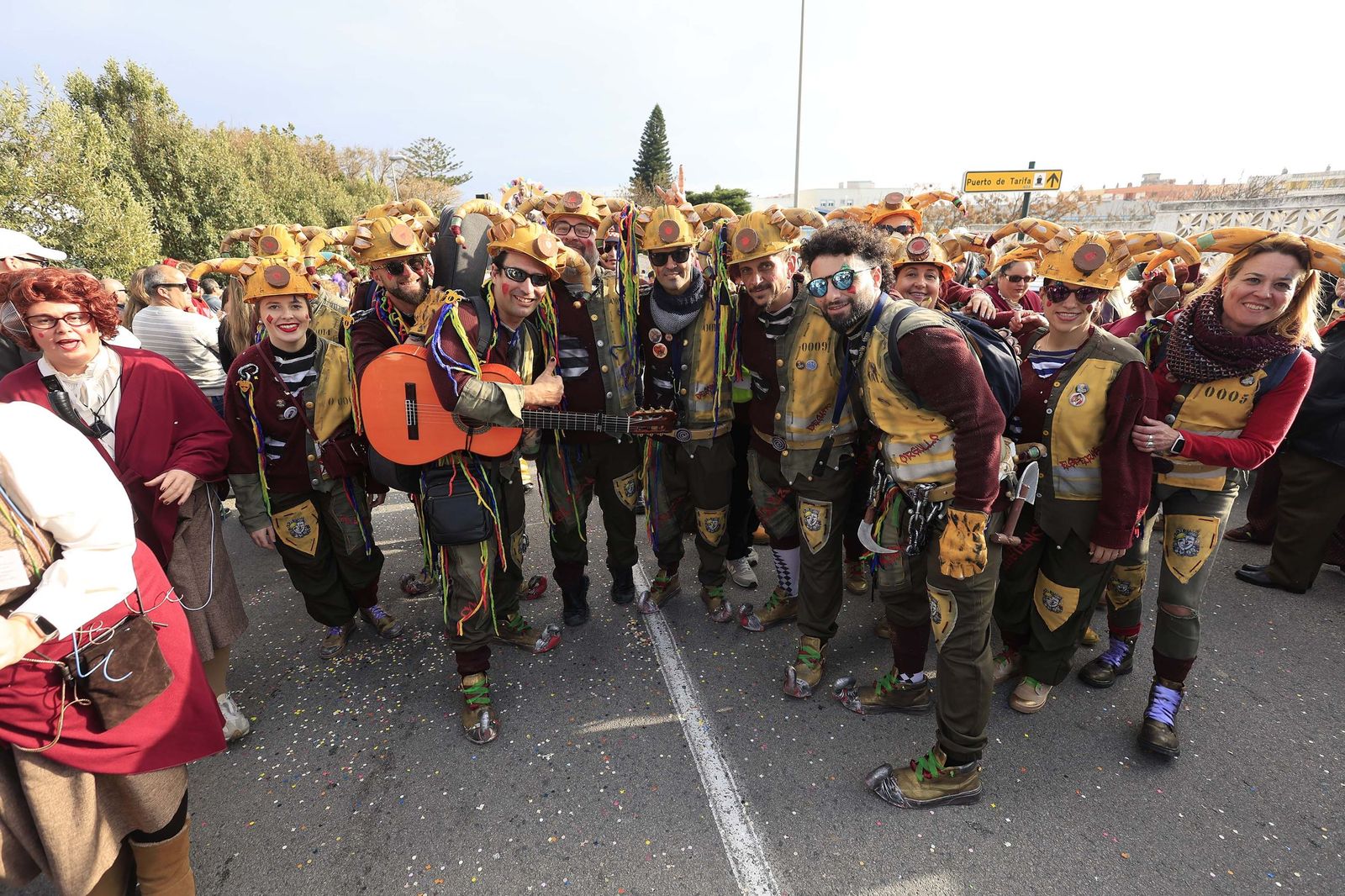 Búscate en las fotos del pasacalles del Carnaval de Tarifa 2026