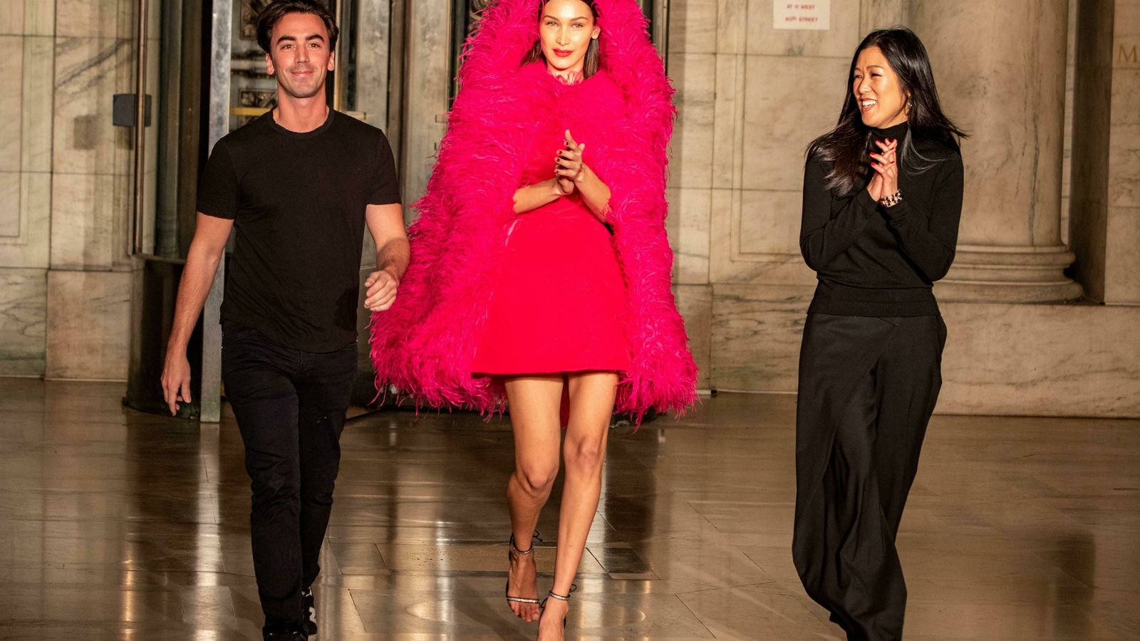 Los diseñadores Laura Kim y Fernando García con la modelo Bella Hadid, al final del desfile de Óscar de la Renta en Nueva York.