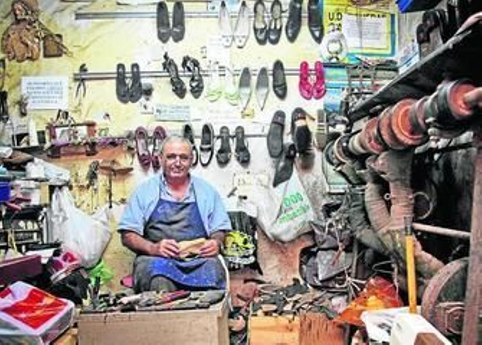 Manuel Macías, en plena faena en su pequeño local de la calle Junquera.