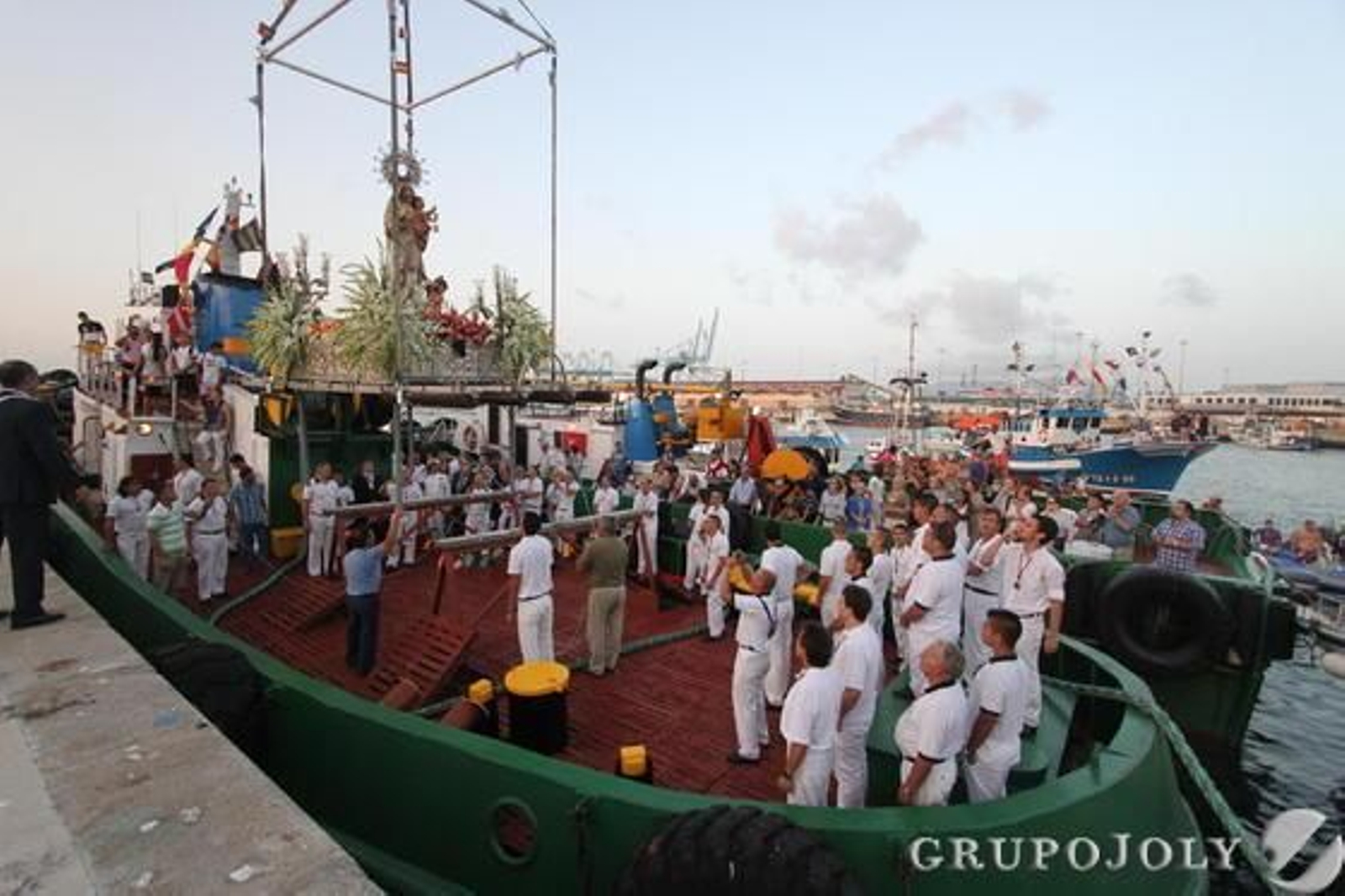 La patrona de los marineros en la embarcación en Algeciras.

Foto: Fran Montes.