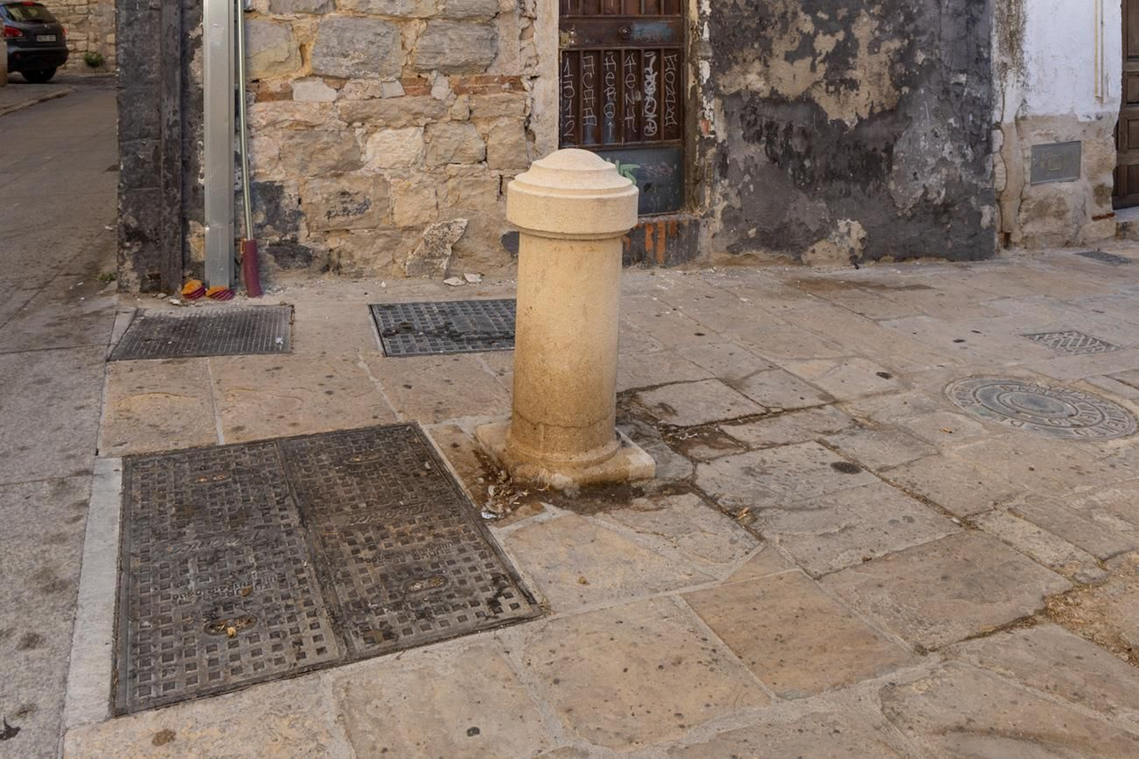 Suciedad y hierbajos toman el entorno de la Catedral de Jaén