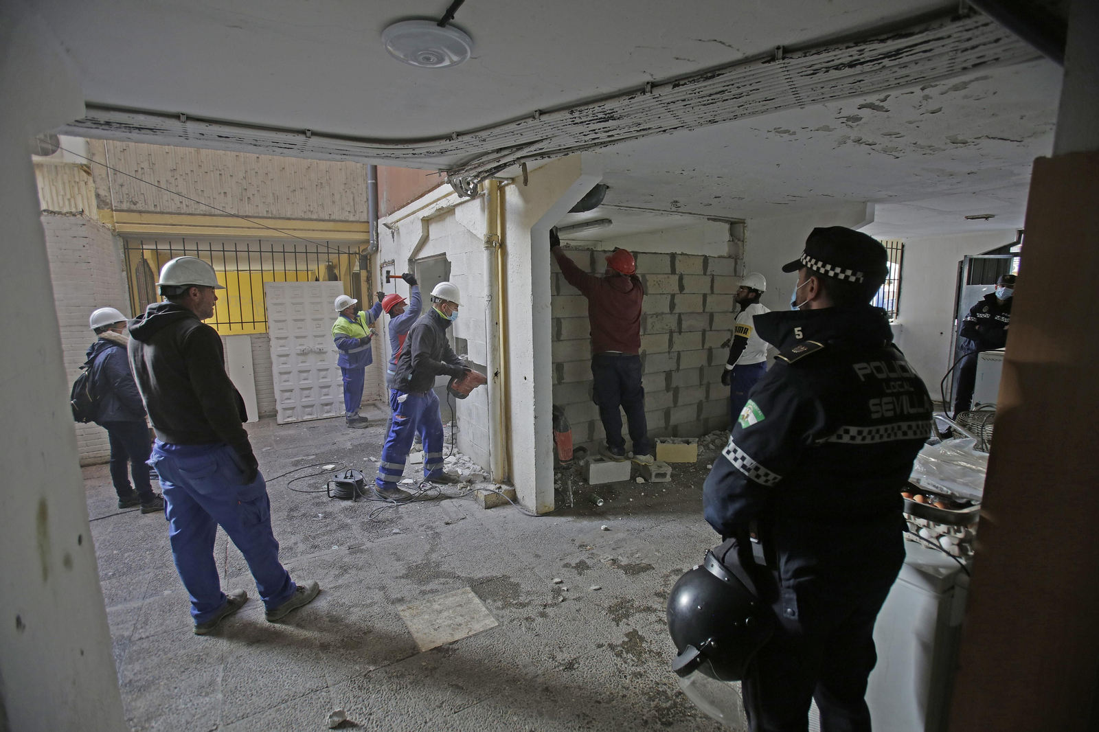 Demolición de muros y patios ilegales en las tres mil viviendas