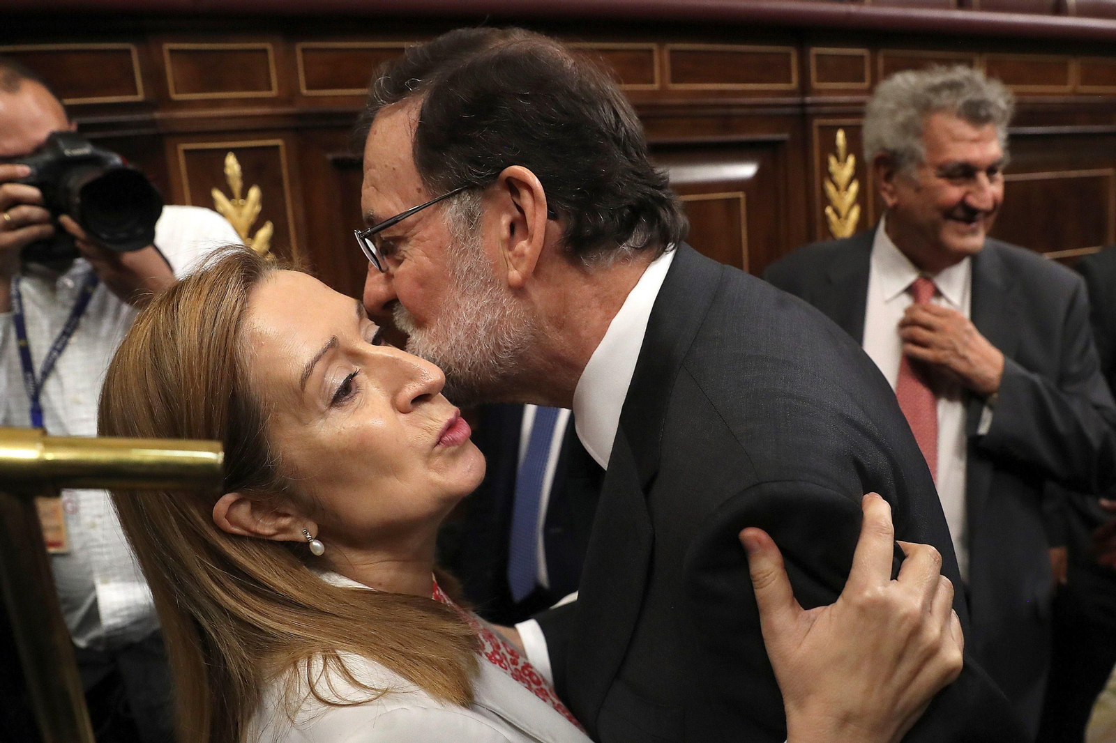 Rajoy saluda a Ana Pastor.