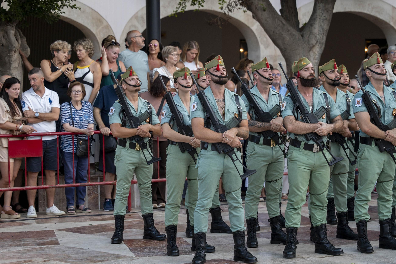 El Escudo de Oro de la ciudad de Almería a la Legión, en imágenes