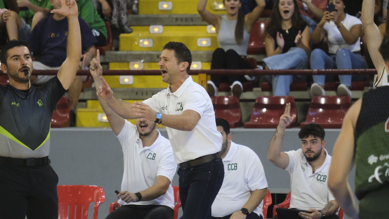 Alfredo Gálvez, técnico de Coto Córdoba, da órdenes durante un partido.