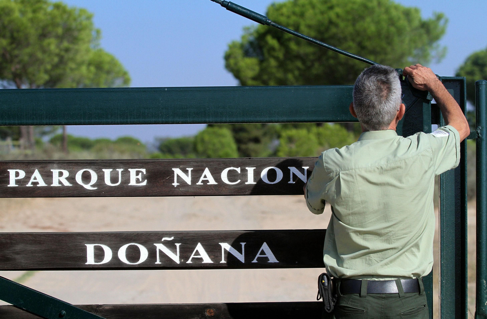 Un agente cierra una de las vallas de acceso al Parque Nacional.