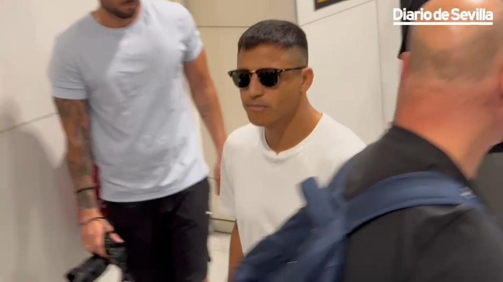 Así ha sido la llegada de Alexis Sánchez al aeropuerto de Sevilla
