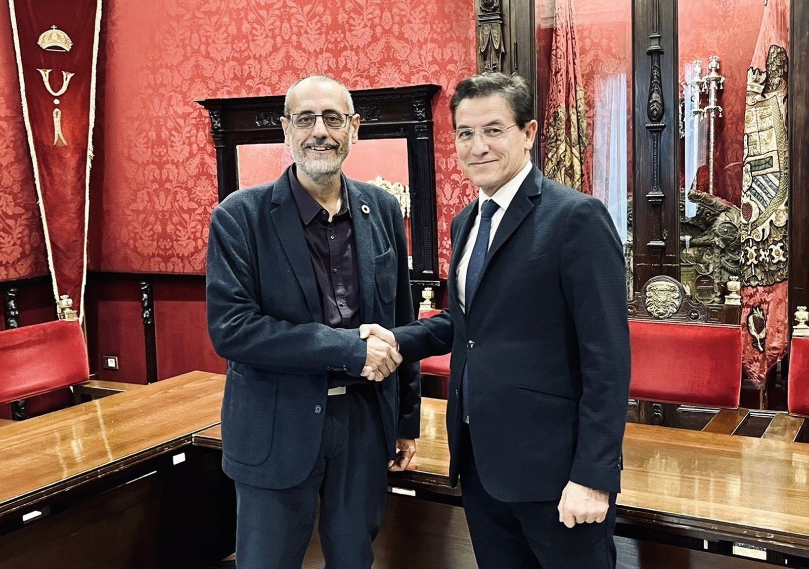 El concejal Luis Salvador y el representante de Plant for the Planet, en la firma de la adenda.