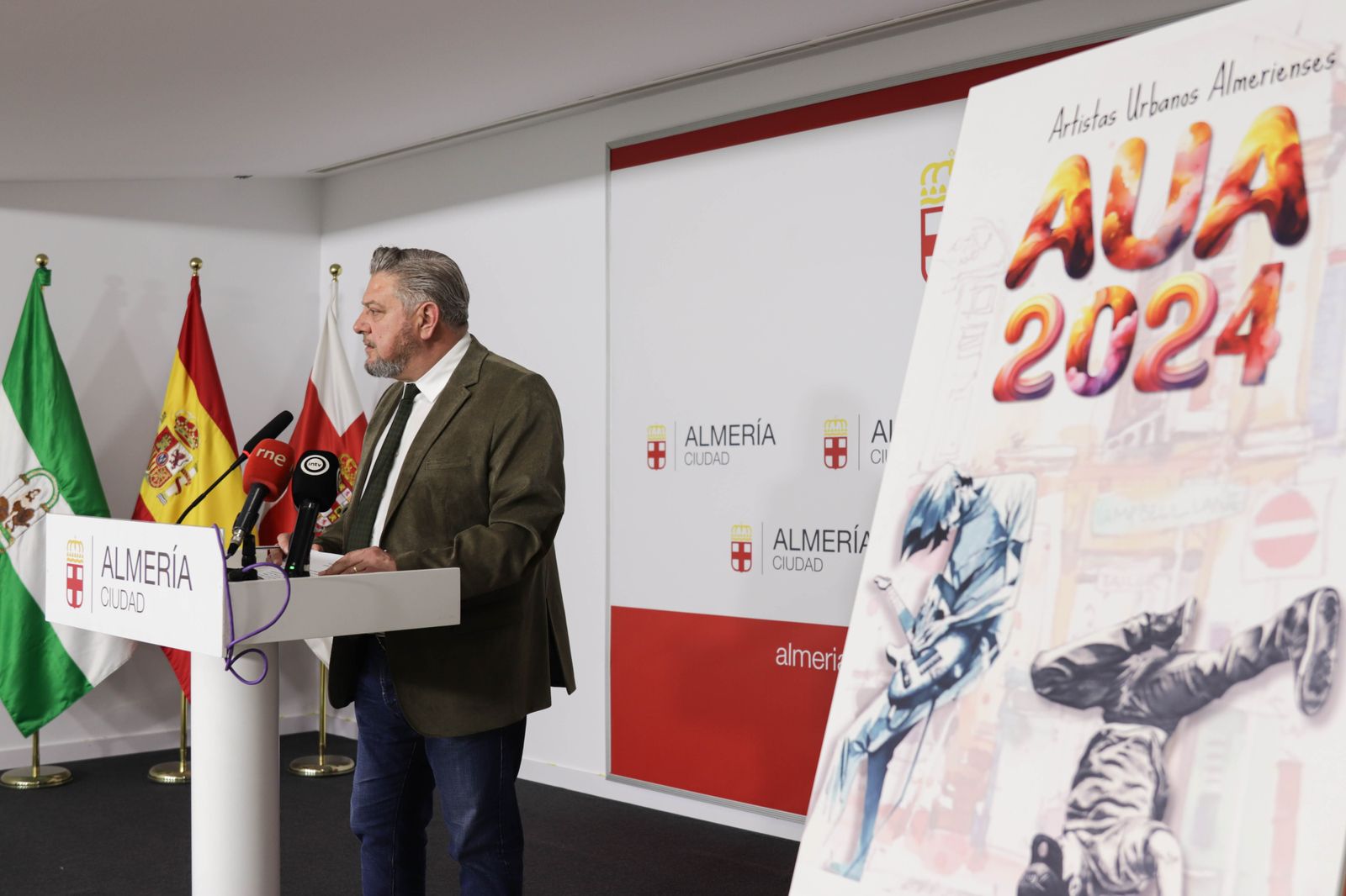 El concejal de Cultura con el cartel de la iniciativa bautizada como AUA 2024
