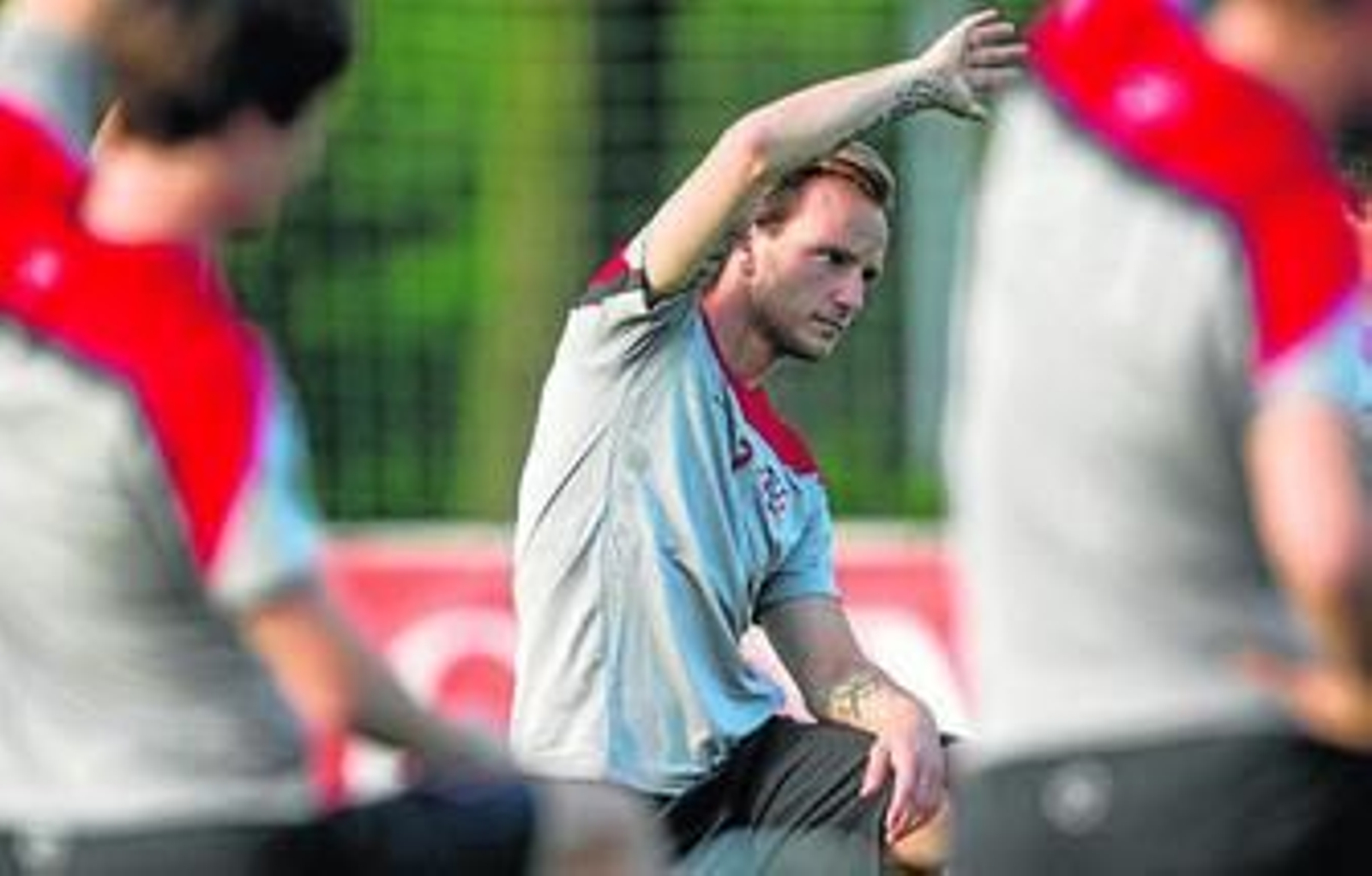 Rakitic realiza estiramientos durante la concentración de la selección de Croacia en Austria.