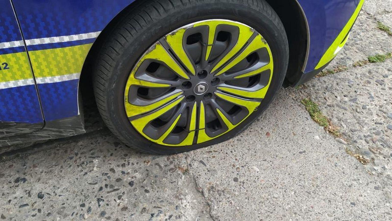 Uno de los coches pinchados.