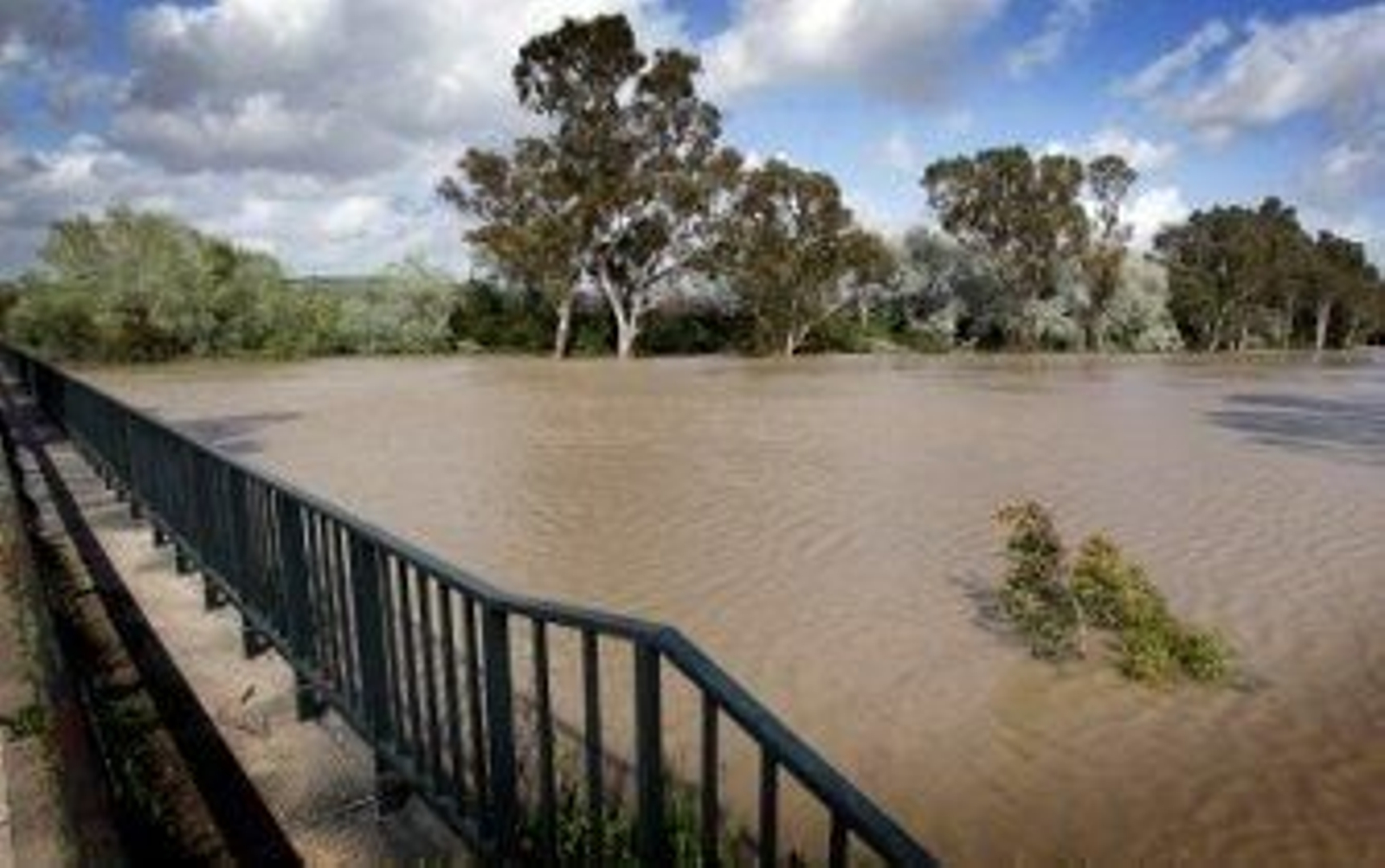El Gobierno avisa de riesgo de desbordamiento en el Guadalete