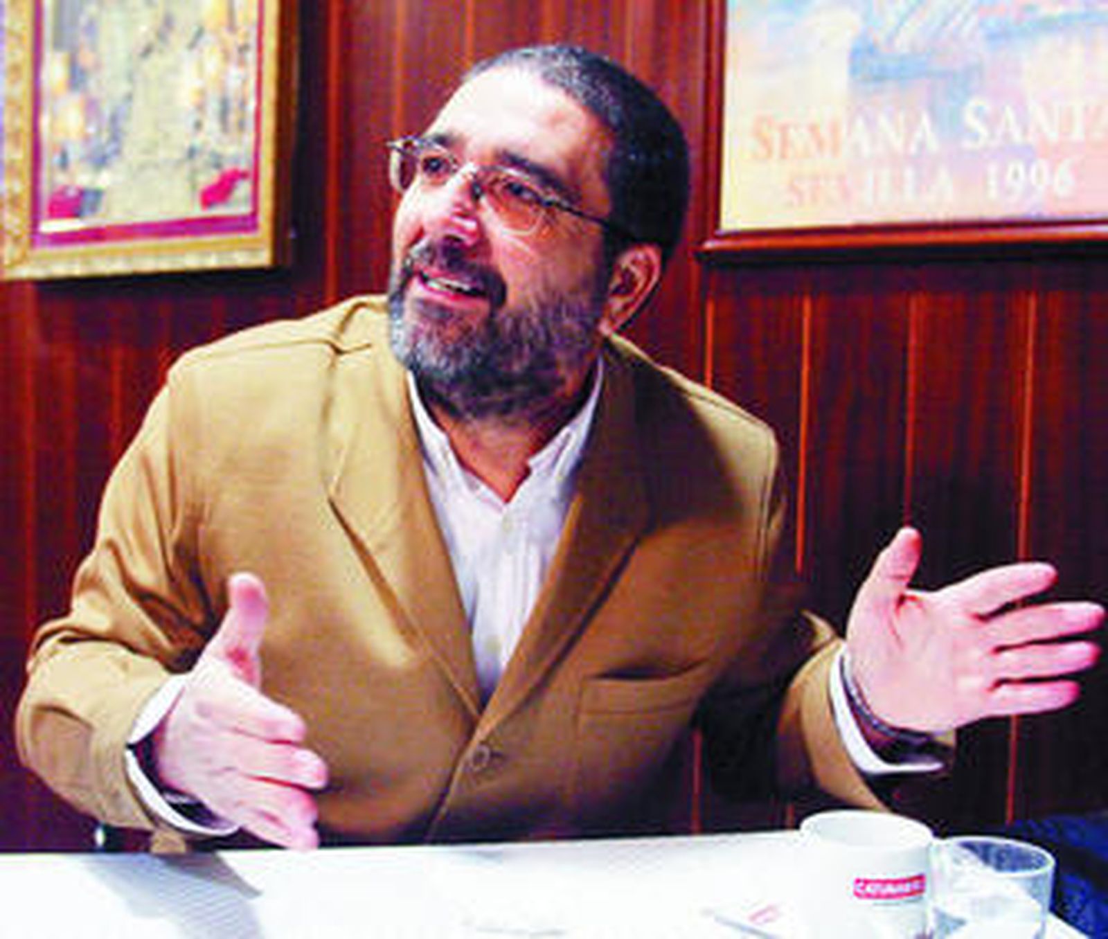 José Reina, experto en raíles y traviesas, duranta la entrevista en el café Monte-Sión.