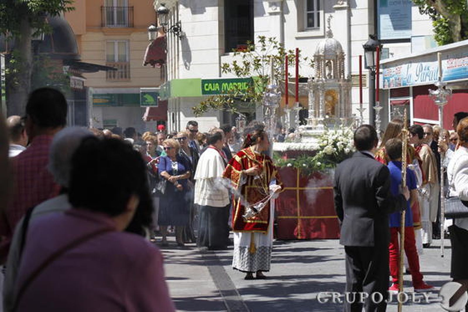 Cuatro altares reciben al Santísimo Sacramento en el recorrido por el centro de La Línea.

Foto: Fran Montes