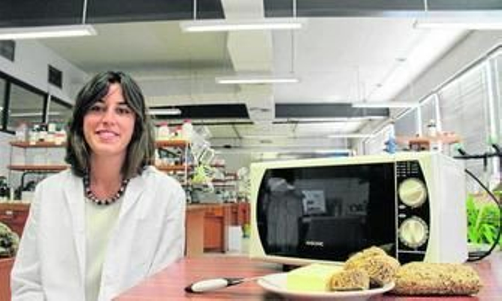 El cuchillo está elaborado con material termosensible con el fin de cortar mejor alimentos como la mantequilla.