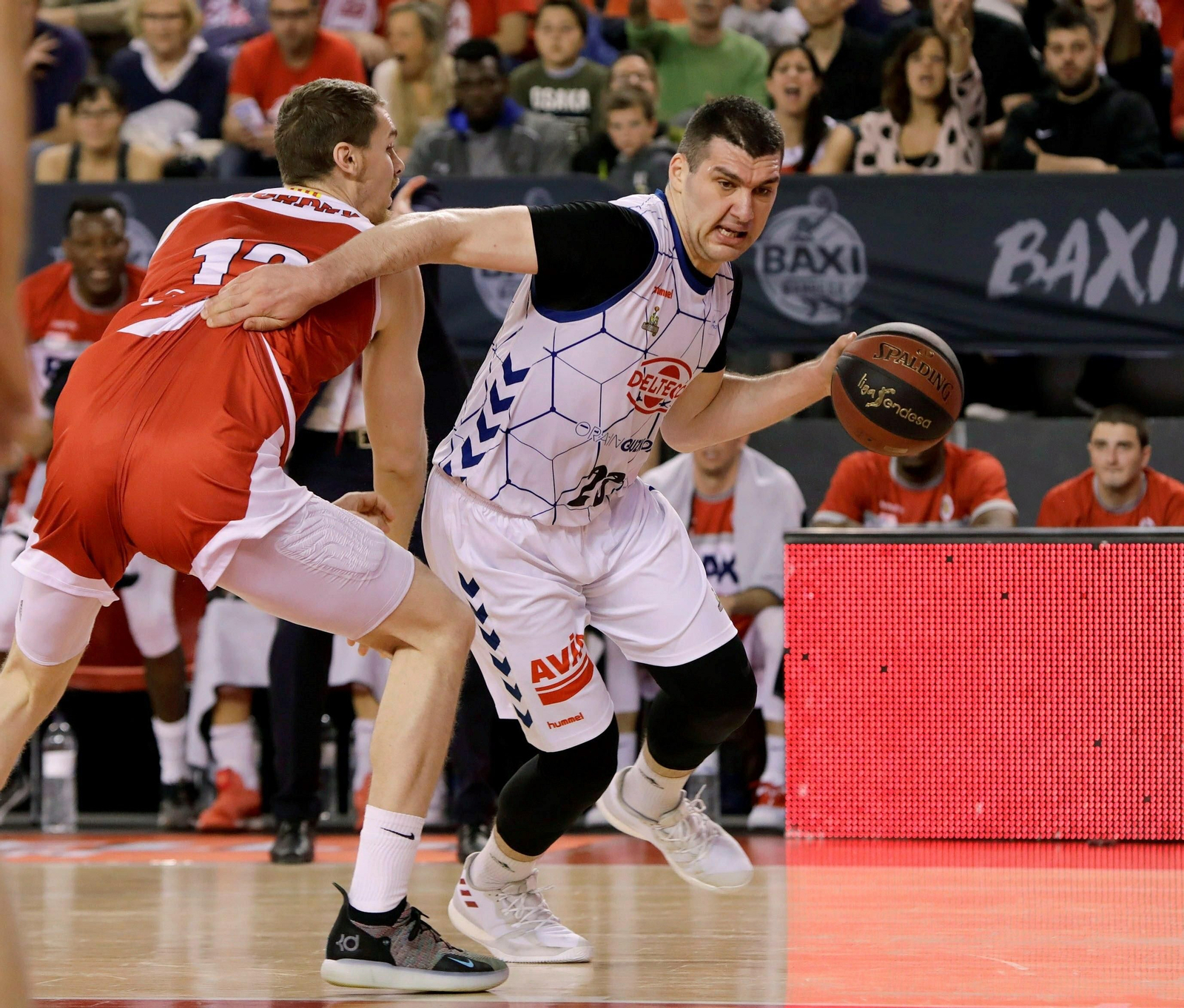 El georgiano del GBC Burjanadze  ) intenta superar a Erik Murphy, del Manresa.