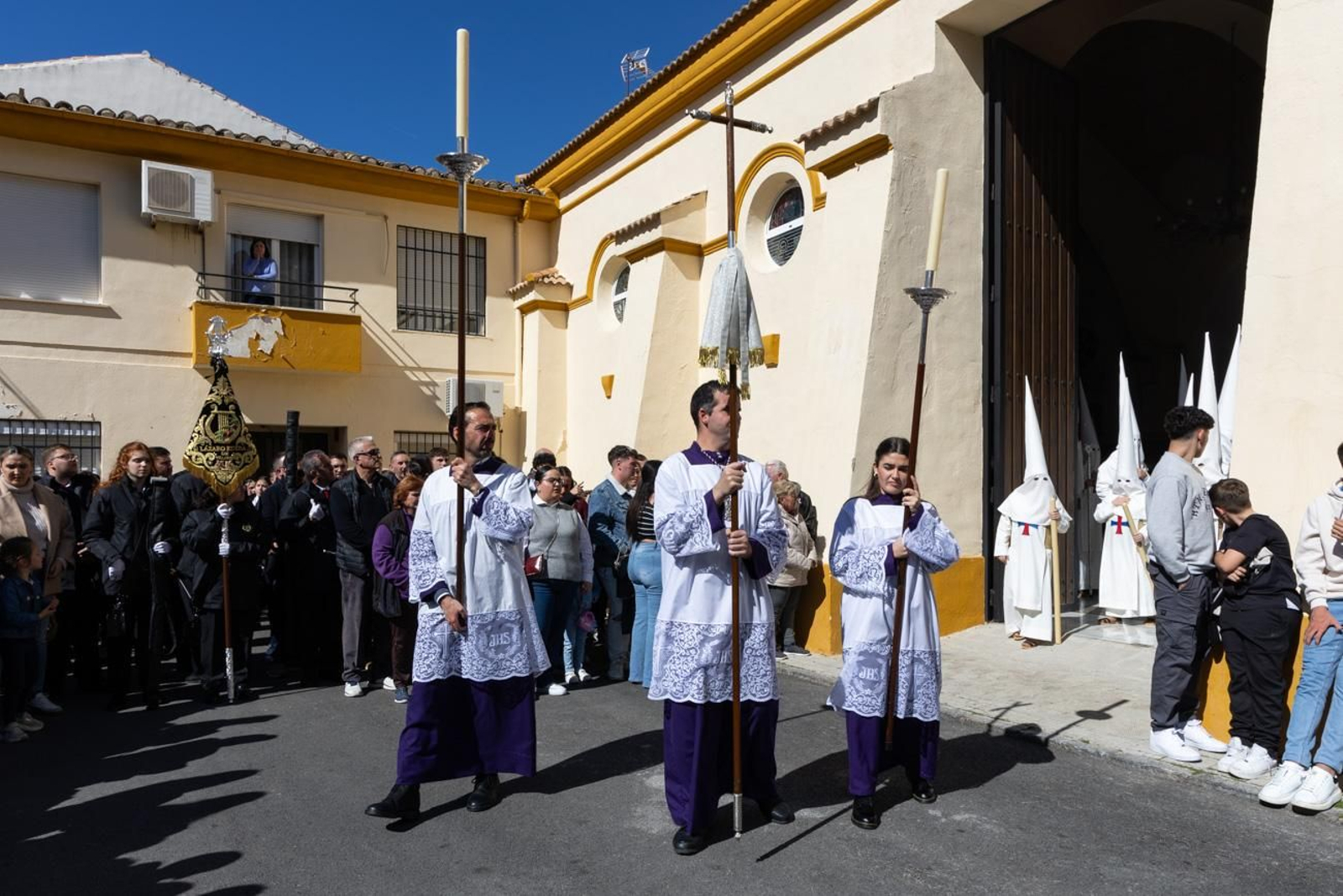 El Miércoles Santo inicia la tarde con los nazarenos trinitarios del barrio de Santa Isabel