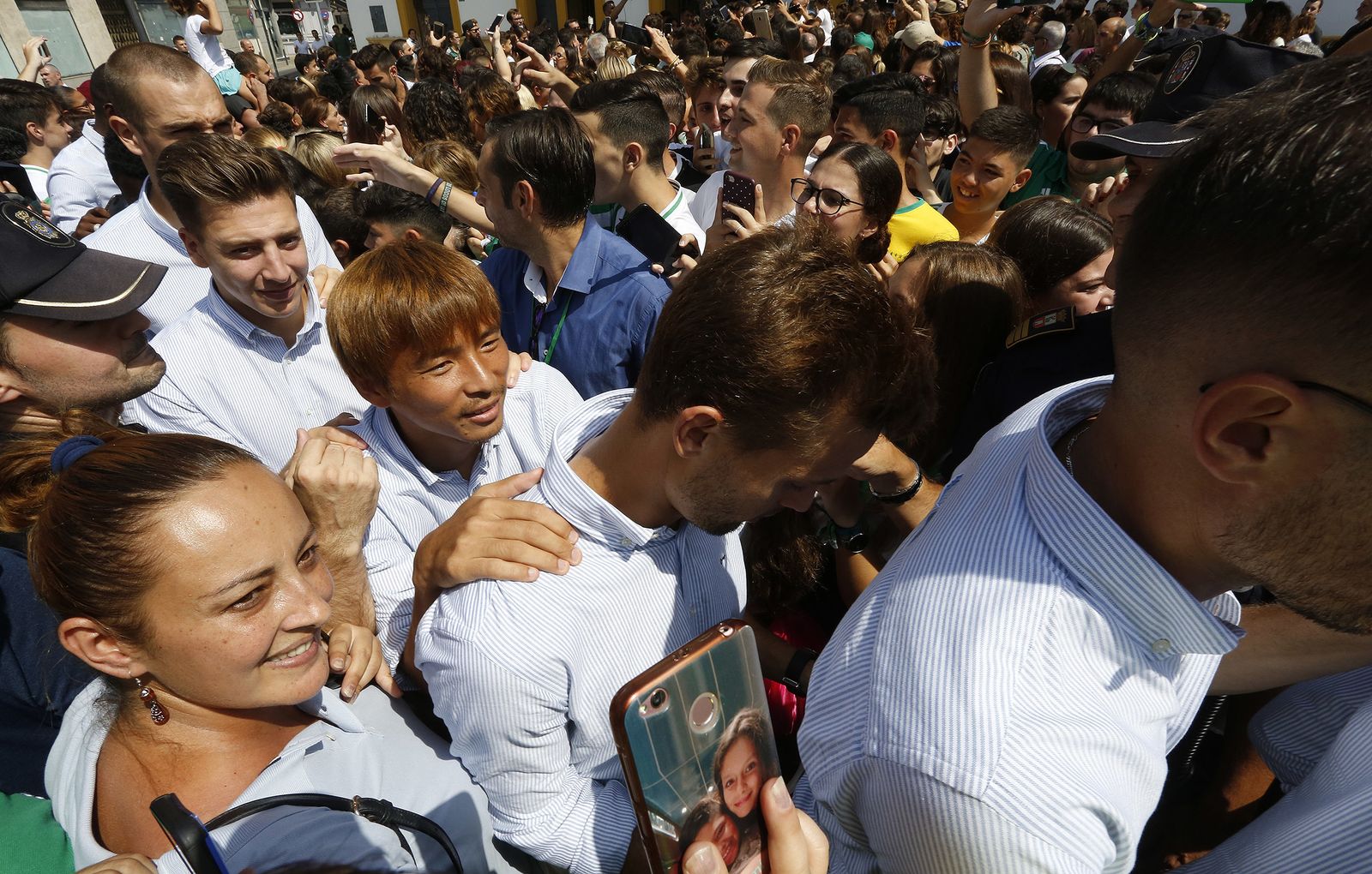 La ofrenda floral del Betis a la Virgen de Valme de Dos Hermanas