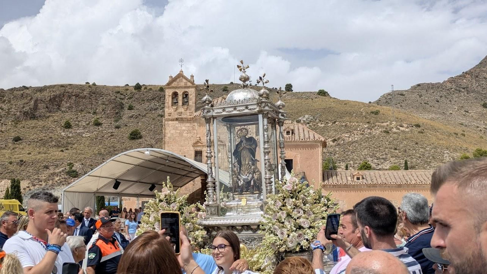 La Pequeñica ha vuelto a procesionar por la explanada del Santuario del Saliente.