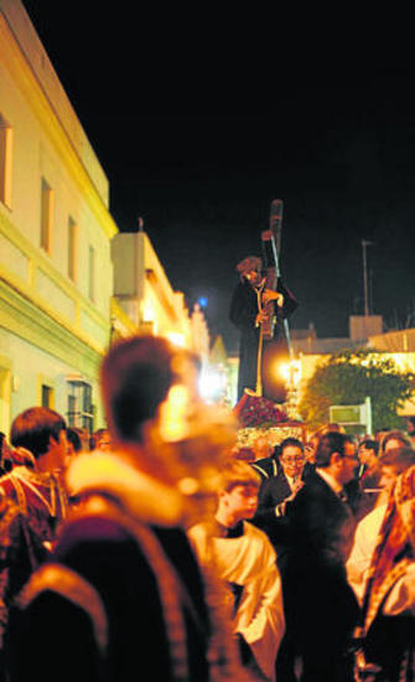 1. Tradicional imagen del Cristo de la Misericordia recorriendo en parihuela las calles del barrio de La Pastora, durante el vía crucis del sábado por la noche. 2. Un momento del acto de homenaje a la carga histórica que cada año realiza la hermandad de la Sagrada Resurrección, personificado este año en 'El Capi'. 3. De Alba destapa el cartel anunciador de la salida procesional de la hermandad de la Borriquita . 4. La plaza de San José estuvo repleta de personas que no quisieron perderse el certamen de marchas de la hermandad del     Cristo de las Tres Caídas. /fotos: elías pimentel