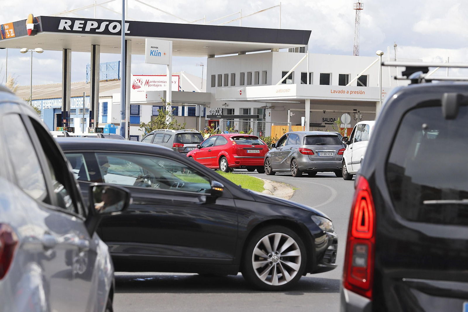 Retenciones y atascos ocasionados por el inicio de las obras del puente del Odiel