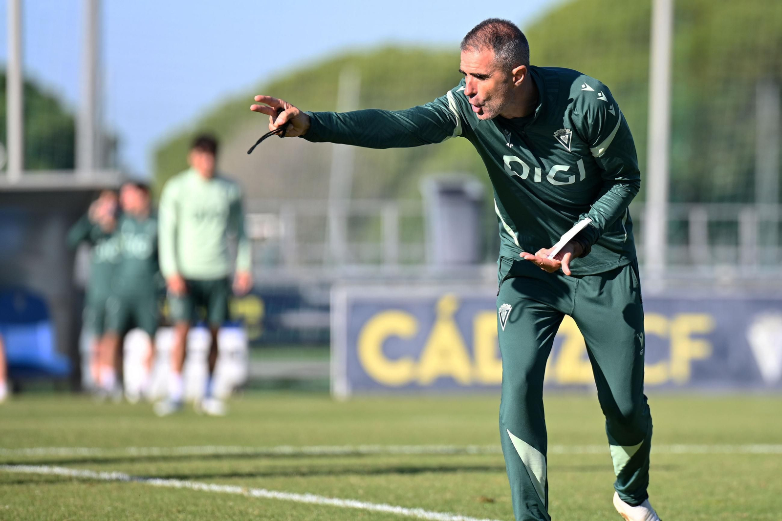 Garitano da instrucciones en un entrenamiento.